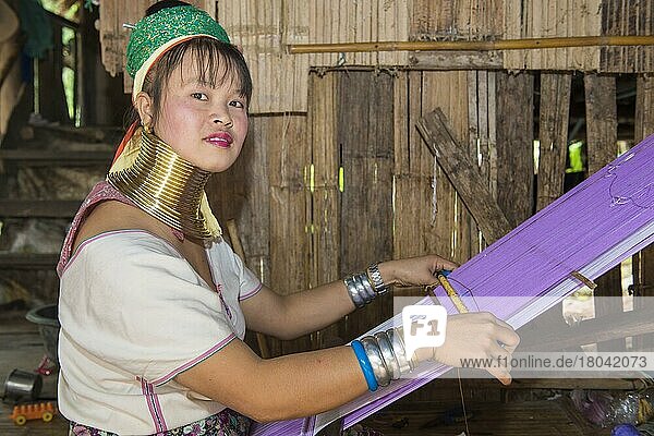 Langhalsige Frau beim Weben  Karen-Stamm  Chiang Mai  Thailand  Asien