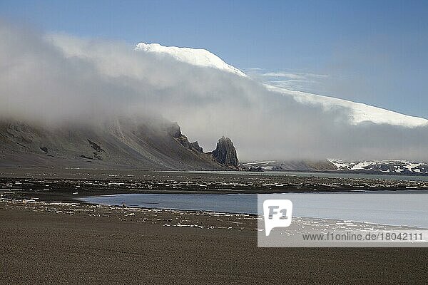 Schwarzer Sandstrand und schneebedeckter Vulkan Beerenberg (2) (277m) auf Jan Mayen  Vulkaninsel im Nordpolarmeer im Frühling