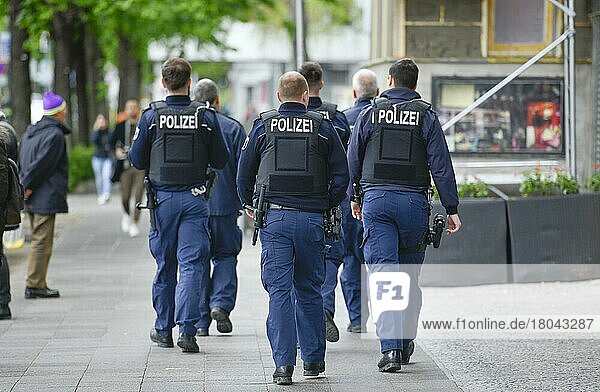 Police officers  Yorckstraße  Kreuzberg  Berlin  Germany  Europe