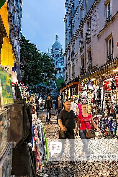 Gassen mit Andenkenläden  Montmartre mit Basilika Sacre-Coeur  Paris  Frankreich  Europa