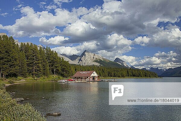 Bootshaus mit Kanus am Maligne Lake  Jasper National Park  Alberta  Kanadische Rocky Mountains  Kanada  Nordamerika