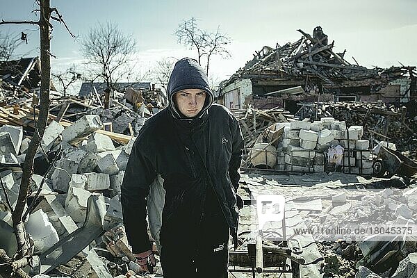 Aufräumarbeiten in den Ruinen des Wohnviertels Bohunia  es wurde in der Nacht von 1. auf 2. März durch einen russischen Raketenangriff zerstört  Schytomir  Ukraine  Europa