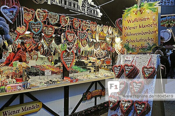 Marktstand mit Süßwaren und Lebkuchen  Weihnachtsmarkt  Dortmund  Nordrhein-Westfalen  Deutschland  Europa