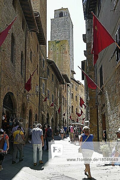 Touristen  Turm  Altstadt  San Gimignano  Provinz Siena  Toskana  Italien  Europa