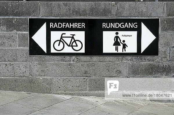 Radfahrer  Fußgänger  Mutter und Kind  Hinweisschild  Wegweiser  Köln  Rheinland  Nordrhein-Westfalen  Deutschland  Europa