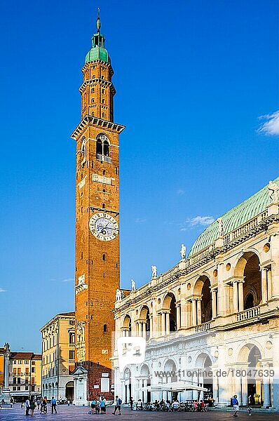 Torre Bissara am ehemaliger Justizpalast Basilica Palladiana  Piazza dei Signori  Prachtvolles Zentrum mit Palladios Hauptwerk  Vicenza  Venetien  Italien  Vicenza  Venetien  Italien  Europa