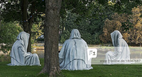 Skulpturen von Manfred Kielnhofer  Wächter der Zeit  Finkenherd  Kassel  Hesse  Deutschland  Europa