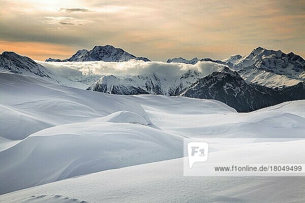 Sonnenuntergang über schneebedeckten alpinen Bergen im Winter in den Schweizer Alpen bei Wallis  Wallis  Schweiz  Europa