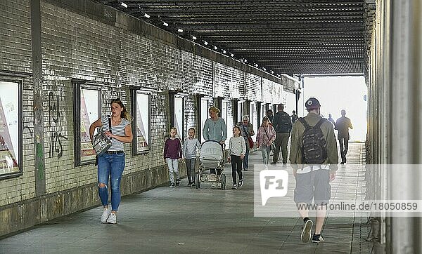 Fußgänger  Unterführung Tunnel Lister Meile  Hannover  Niedersachsen  Deutschland  Europa