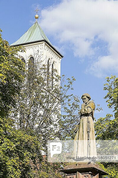 Brunnenfigur Mönch Berthold Schwarz auf dem Rathausplatz  im Hintergrund der Kirchturm der St. Martinskirche  Freiburg im Breisgau  Baden-Württemberg  Deutschland  Europa
