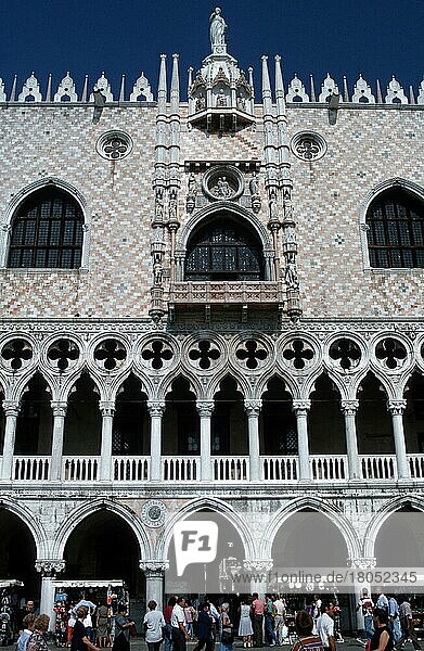 Doge's Palace  Venice  Italy  Dogenpalast  Venedig  Italien  Europa  vertical  Europa