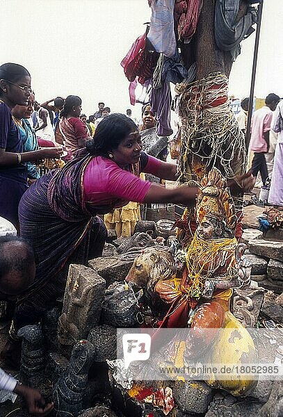 Schnur binden  Göttin mit Schnur  Adi achtzehntes Fest in Srirangam  Tamil Nadu  Indien  Asien