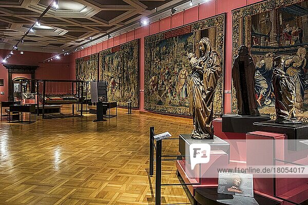 Holzskulpturen und Wandteppiche aus dem 16. Jahrhundert im Museum Cinquantenaire in Brüssel  Belgien  Europa
