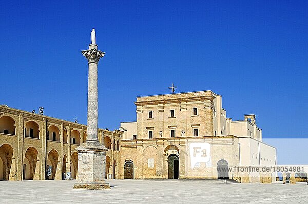 Mariensäule  Denkmal  Basilica De Finibus Terrae  Basilika  Santa Maria di Leuca  Leuca  Provinz Lecce  Apulien  Italien  Europa