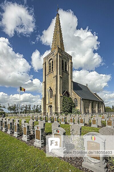 Der belgische Soldatenfriedhof Ören bei Veurne mit Gräbern belgischer Soldaten des Ersten Weltkriegs  Belgien  Europa