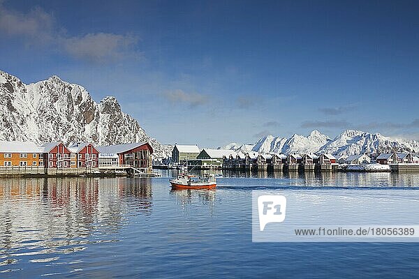 Fischerboot und Roburhütten bei Svolvaer  Svolvær im Schnee im Winter  Lofoten  Norwegen  Europa