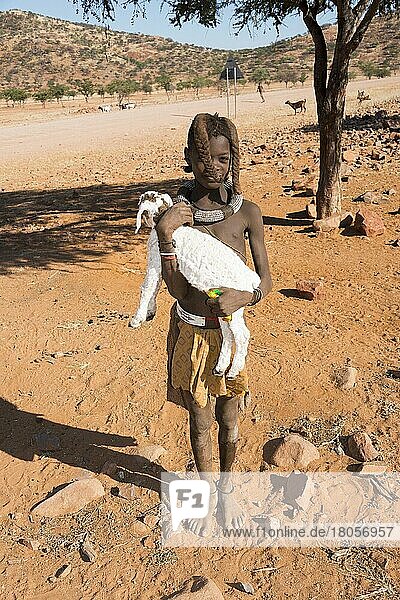 Himbakind mit Ziege  Kaokoveld  Namibia  Afrika