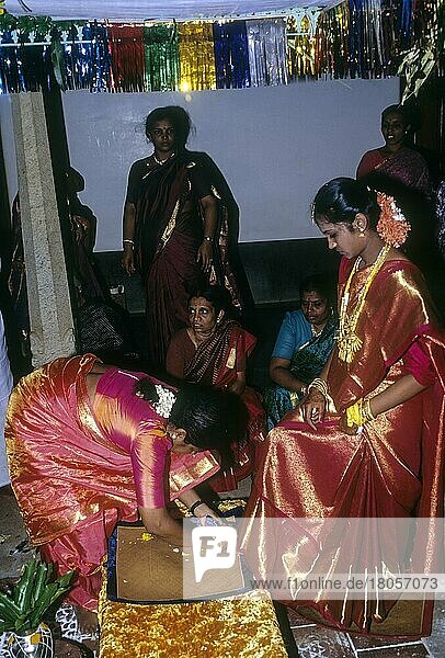 Schwiegermutter  die die Braut mit Silber beschenkt  Nattukottai Chettiar  Nagarathars Hochzeit  Tamil Nadu  Indien  Asien