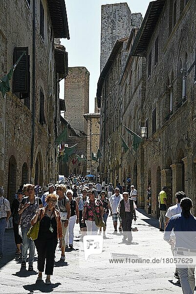 Touristen  Turm  Altstadt  San Gimignano  Provinz Siena  Toskana  Italien  Europa