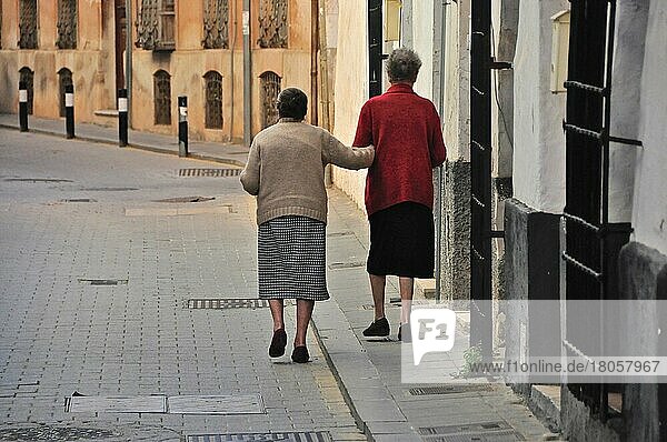 Zwei alte Frauen stützen sich beim Laufen auf Gehweg  Spanien  Europa