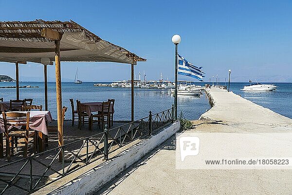 Taverne  Restaurant  Hafen  Bootssteg  Nationalflagge  Kaliviotis  Lefkimmi  Insel Korfu  Ionische Inseln  Mittelmeer  Griechenland  Europa