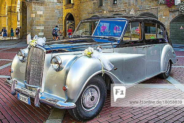 Rolls-Roys-Hochzeitswagen auf der Piazza Vecchia  Bergamo  Lombardei  Italien  Bergamo  Lombbardei  Italien  Europa