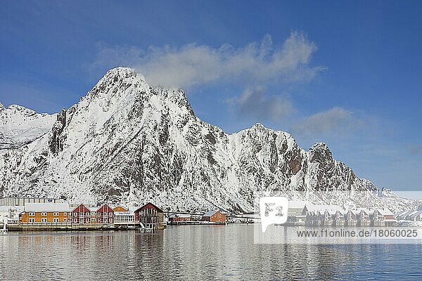 Robur-Ferienhäuser bei Svolvaer  Svolvær im Schnee im Winter  Lofoten  Norwegen  Europa