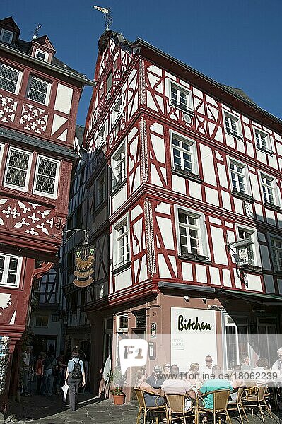 Fachwerkhäuser am Marktplatz  Bernkastel-Kues  Mosel  Rheinland-Pfalz  Deutschland  Fachwerkhaus  Europa