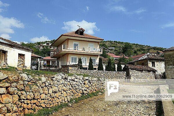 Häuser in Pustec  Großer Prespasee  Nationalpark Prespa  Liqenas  Liqenasi  Albanien  Europa