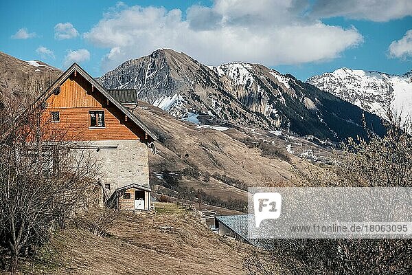 Holzhaus im Schnee  alpiner Lebensstil