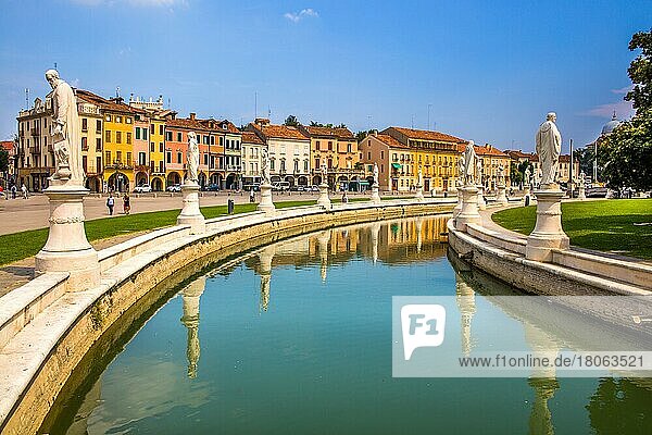 Prato della Valle  mit Steinfiguren  die berühmte Bürger der Stadt  größter Innenstadtplatz in Europa  Padua  Schatzkammer im Herzen Venetiens  Italien  Padua  Venetien  Italien  Europa