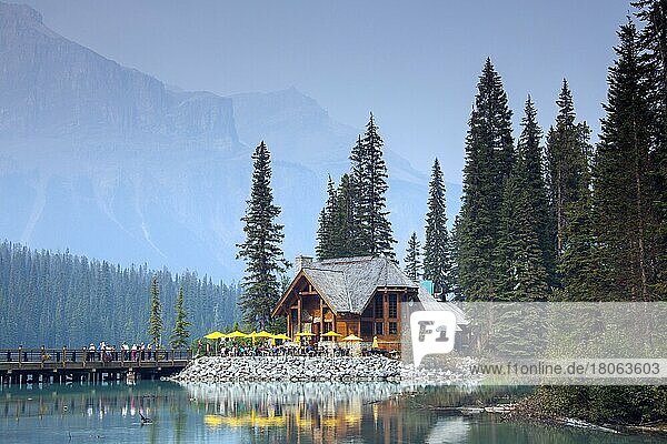 Touristen in der Emerald Lake Lodge  Konferenzzentrum am Emerald Lake  Yoho National Park  British Columbia  Kanada  Nordamerika