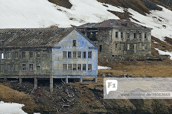 Verfallene Gebäude der verlassenen russischen Bergbausiedlung in Svalbard  zwischen Longyearbyen und Barentsburg  Isfjorden  Spitzbergen  Norwegen  Europa