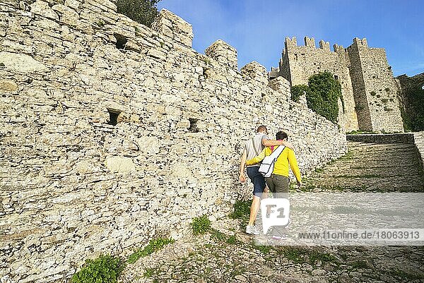 Zwei Touristen in der Schloss Venus  Erice  Sizilien  Italien  Europa