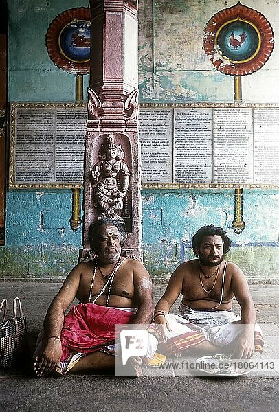 Priester sitzen im Korridor des Vaitheeswaran-Tempels  Tamil Nadu  Indien. Tempel für den Planeten Mars