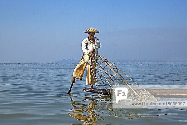 Intha-Fischer steuert traditionelles Fischerboot  indem er sein Bein um das Ruder wickelt  Inle-See  Nyaungshwe  Shan-Staat  Myanmar  Burma  Asien