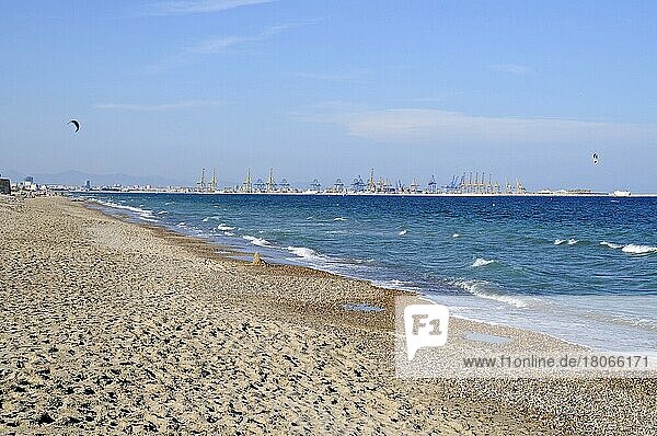 Playa de El Saler  Strand  Industriehafen  Hafen  Valencia  Valencianische Gemeinschaft  Spanien  Europa