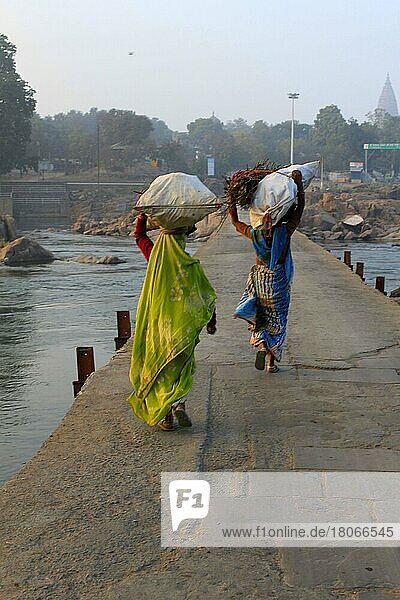Frauen  Fluss Betwa  Madhya Pradesh  Indien  Asien