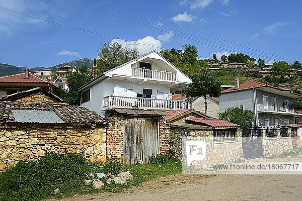 Häuser in Pustec  Großer Prespasee  Nationalpark Prespa  Gro?er  Liqenas  Liqenasi  Albanien  Europa