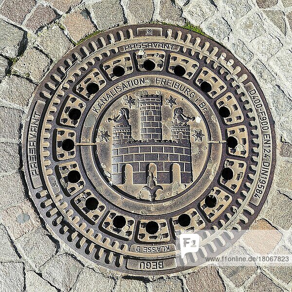 Schachtdeckel mit Wappen der Stadt Freiburg im Breisgau  Baden-Württemberg  Deutschland  Europa
