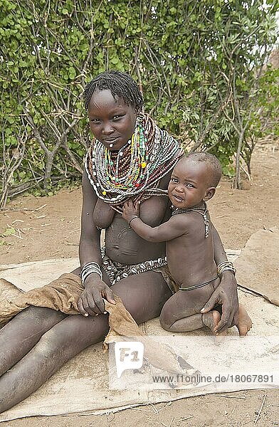 Nyangatom-Frau mit Perlenketten  Bume  Buma  Bumi  stamm  -Stamm  mit Kind  Omo-Tal  Äthiopien  Afrika