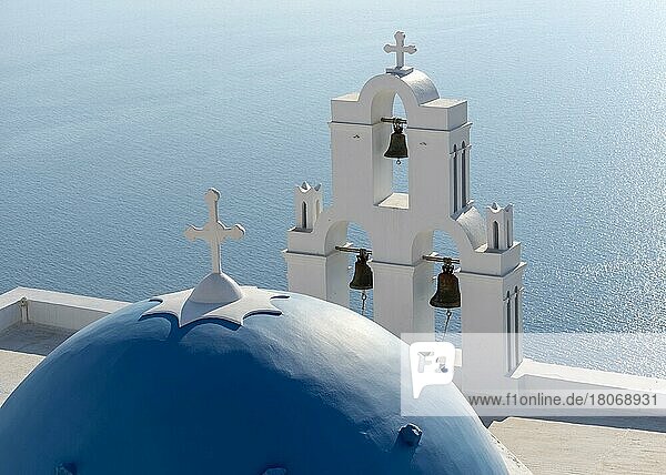 Blaue Kuppel und Glockenturm  Firostefani Kirche  Santorin  Griechenland  Europa