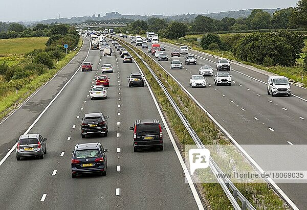 Verkehrsfahrzeuge auf der Autobahn M4  Blick nach Westen aus der Nähe von Dauntsey  Wiltshire  England  UK