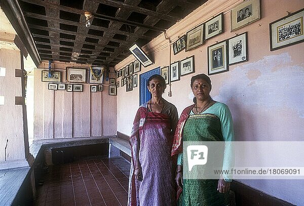 Kodava-Frauen in ihrem traditionellen Haus in Kodagu  Coorg  Karnataka  Indien  Asien