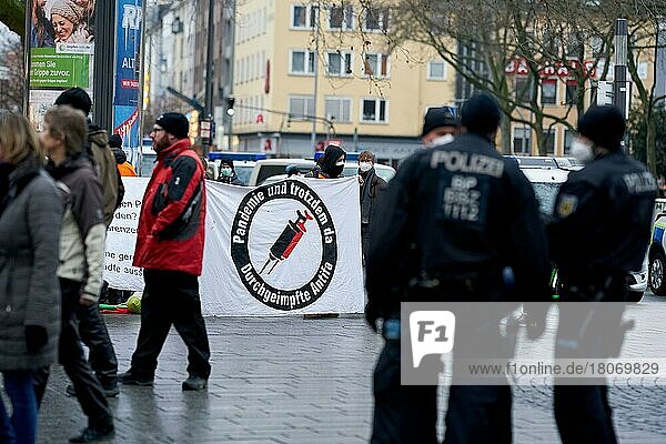 Gegendemonstranten der Antifa am Rande einer Demonstration von Querdenkern gegen die Corona-Maßnahmen Koblenz  Rheinland-Pfalz  Deutschland  Europa