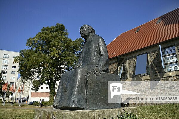 Statue  Käthe Kollwitz  Kloster Unser Lieben Frauen  Regierungsstrasse  Magdeburg  Sachen-Anhalt  Deutschland  Europa