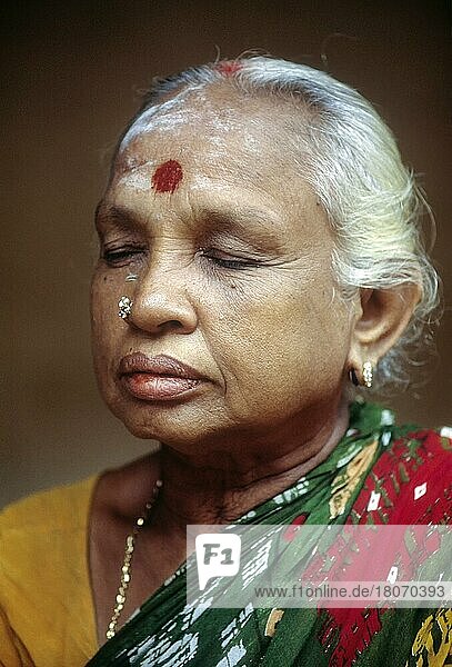 Eine alte Frau bei der Meditation in Tamil Nadu  Indien  Asien