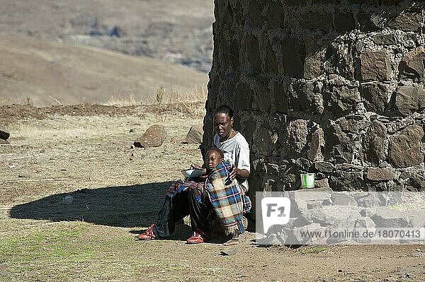 Frau mit Kind  Mokhotlong Distrikt  A14  Lesotho  Afrika
