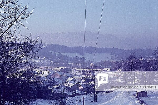 Blick auf Bad Tölz und Blomberg  Bayern  Isarwinkel  haus  60er  60er Jahre  1960er  1960er Jahre  Alpenvorland  Winter  winterlich  Blomberg  Deutschland  Europa
