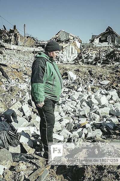 Serhiy Melnyk steht auf den Ruinen seines Hauses im Wohnviertel Bohunia  das bei einem russischen Raketenangriff in der Nacht von 1. auf 2. März zerstört wurde. In diesen Tagen füllt er den Bombenkrater mit dem Schutt  bei dem Angriff kam seine Tochter Kateryna ums Leben  seine Frau  die bettlägerig ist und nicht gehen kann und seine eineinhalbjährige Enkelin konnte er aus den Trümmern retten  Schytomir  Ukraine  Europa